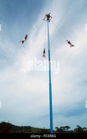 Voladores (hommes volants) lancer eux-mêmes à partir de la plate-forme au sommet du poteau, El Tajin, Veracruz, Mexique. Banque D'Images