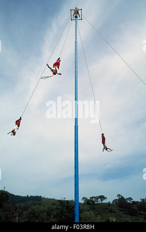 Voladores (hommes volants) lancer eux-mêmes à partir de la plate-forme au sommet du poteau, El Tajin, Veracruz, Mexique. Banque D'Images