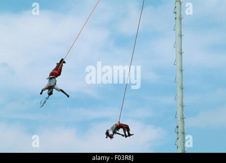 Voladores (hommes volants) lancer eux-mêmes à partir de la plate-forme au sommet du poteau, El Tajin, Veracruz, Mexique. Banque D'Images