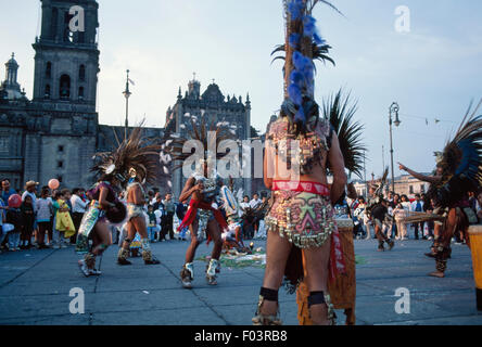 Danseurs en costumes aztèque dans le Zocalo (Place de la Constitution), Mexico, Mexique. Banque D'Images