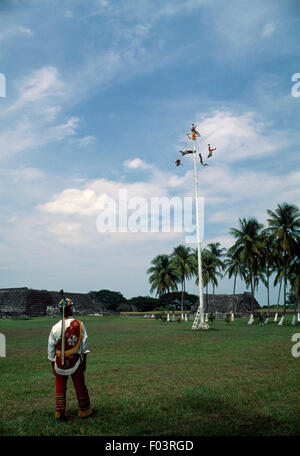 Voladores (hommes volants) lancer eux-mêmes à partir de la plate-forme au sommet du poteau, Cempoala, Veracruz, Mexique. Banque D'Images