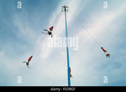 Voladores (hommes volants) lancer eux-mêmes à partir de la plate-forme au sommet du poteau, El Tajin, Veracruz, Mexique. Banque D'Images