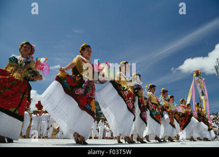 Les femmes en costumes traditionnels, Jarabe Mixteco dance pendant les festivités à la Guelaguetza festival, Oaxaca, Mexique. Banque D'Images