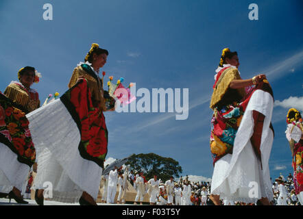 Les femmes en costumes traditionnels, Jarabe Mixteco dance pendant les festivités à la Guelaguetza festival, Oaxaca, Mexique. Banque D'Images