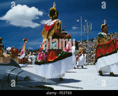 Les femmes en costumes traditionnels, Jarabe Mixteco dance pendant les festivités à la Guelaguetza festival, Oaxaca, Mexique. Banque D'Images