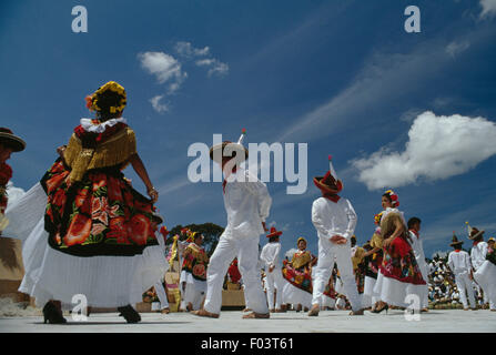 Les hommes et les femmes en costumes traditionnels, Jarabe Mixteco dance pendant les festivités à la Guelaguetza festival, Oaxaca, Mexique. Banque D'Images