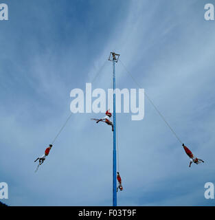 Voladores (hommes volants) lancer eux-mêmes à partir de la plate-forme au sommet du poteau, El Tajin, Veracruz, Mexique. Banque D'Images
