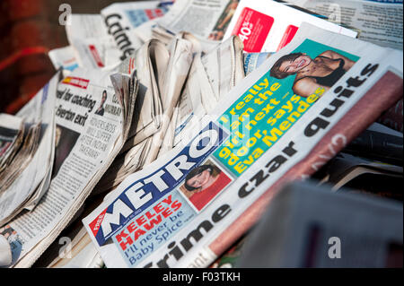 Pile de journaux en attente de recyclage. Banque D'Images