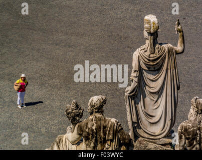 Les touristes à la recherche d'un la fontaine sur la Piazza del Popolo. Coup d'étapes menant à la Pincio. Rome, Italie Banque D'Images