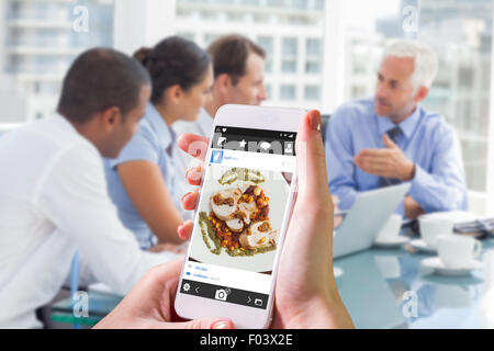 Image composite de part holding smartphone Banque D'Images