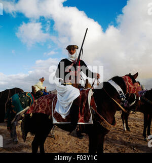 Cavalier berbère avec carabine, festival berbère, Douz, Tunisie. Banque D'Images