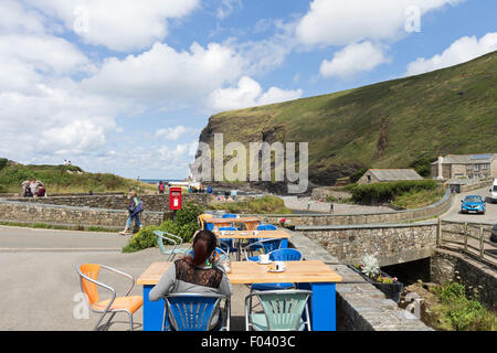 Le village côtier de Crackington Haven en été, Cornwall UK Banque D'Images