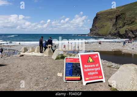 Signaux d'avertissement et d'information sur la plage de Crackington Haven Cornwall UK Banque D'Images