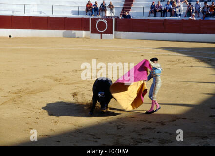 Torero en action lors d'une corrida à l'aide de la cape, Aracena, Andalousie, espagne. Banque D'Images