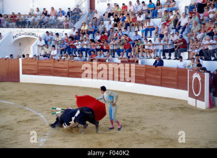 Torero en action lors d'une corrida à l'aide de la muleta (cape avec stick), Aracena, Andalousie, espagne. Banque D'Images
