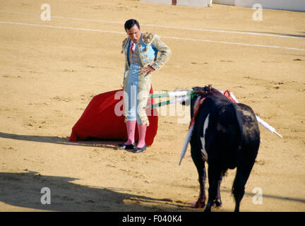 Torero en action lors d'une corrida à l'aide de la muleta (cape avec stick), Aracena, Andalousie, espagne. Banque D'Images