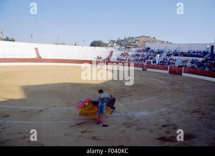 Torero en action lors d'une corrida à l'aide de la cape, Aracena, Andalousie, espagne. Banque D'Images