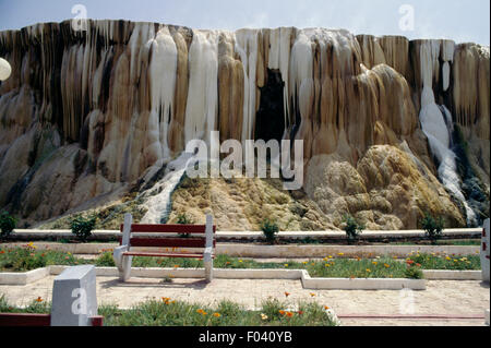 Cascades pétrifiées, Hammam Meskhoutine Shellala (Hammam), Guelma, Algérie. Banque D'Images