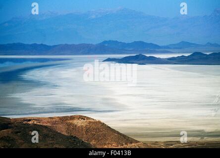 Vue sur Lac Namak (Daryacheh-ye Namak) salt lake, situé à environ 100 km à l'est de la ville de Qom, en Iran. Banque D'Images