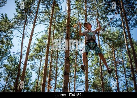 Les Scouts d'escalade sur un cours en formation camp scout ukrainien, région de Kiev, Ukraine Banque D'Images