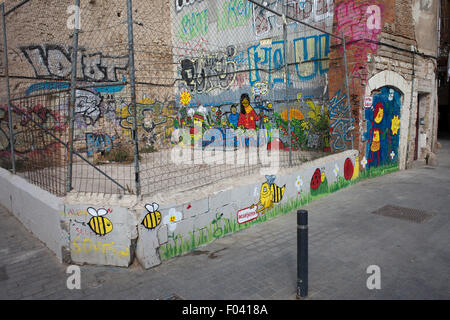 Des graffitis et des peintures murales avec thème conte de fées sur la construction de mur à Barcelone, Catalogne, Espagne Banque D'Images