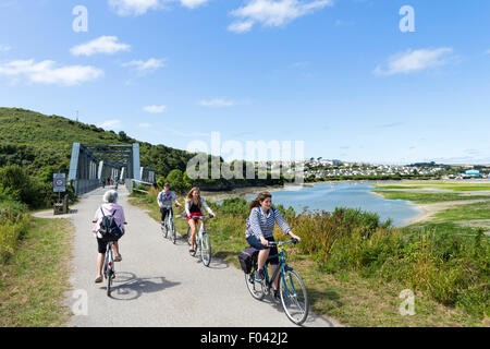 Les cyclistes sur le Camel Trail juste à l'extérieur de Padstow, Cornwall, UK Banque D'Images