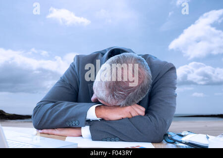 Image composite de l'homme fatigué se reposant sur 24 Banque D'Images