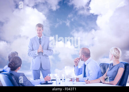 Image composite des gens d'affaires à l'écoute au cours de réunion Banque D'Images