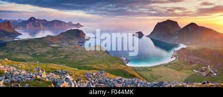 La Norvège. Vue panoramique des îles Lofoten, en Norvège, extraite du Holadsmelen au cours de l'été, le coucher du soleil. Banque D'Images