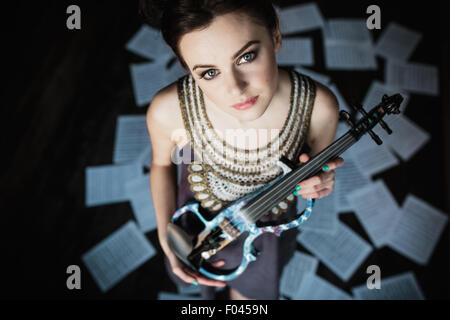 Jeune fille et tenant un violon Banque D'Images