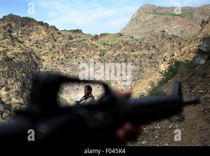 Kaboul, Afghanistan. 6e août, 2015. Les soldats de l'armée nationale afghane montent la garde à un poste de contrôle de l'Armée à Kaboul, capitale de l'Afghanistan, le 6 août 2015. Les talibans-led et militantisme réclamé 25 crash du broyeur vit et près d'une douzaine de personnes ont aussi été blessés dans l'Afghanistan ravagé par les conflits, ont annoncé jeudi. Credit : Ahmad Massoud/Xinhua/Alamy Live News Banque D'Images