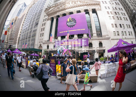 New York, USA. 6e août, 2015. La Bourse de New York est décoré pour le Planet Fitness offre publique initiale le Jeudi, août 6, 2015. Le budget du club de santé a créé une atmosphère de carnaval entourant leur PIT avec une musique, divertissement et de t-shirts gratuits. La société prévoit de passer de 1000 à 4000 des franchises dans une période de temps non. Crédit : Richard Levine/Alamy Live News Banque D'Images