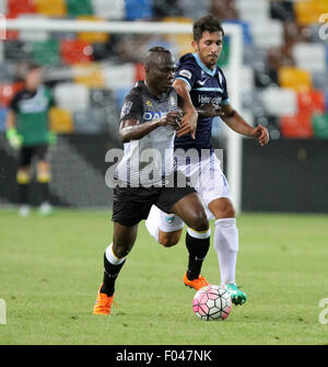 Udine, Italie. 5 Août, 2015. Le milieu de terrain de l'Udinese Emmanuel Agyemang Badu pendant le match de football d'avant-saison v Udinese Calcio Calcio Spal Ferrare le 5 août, 2015 au Stade Friuli à Udine, Italie. Credit : Andrea Spinelli/Alamy Live News Banque D'Images