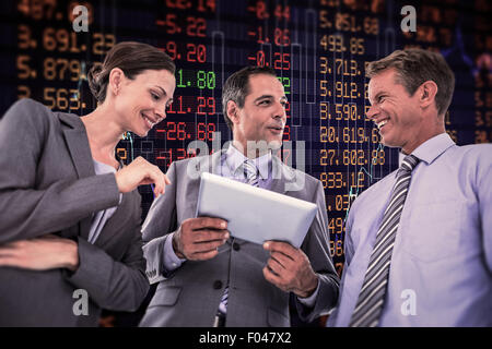 Image composite de businessman showing tablet à ses collègues Banque D'Images