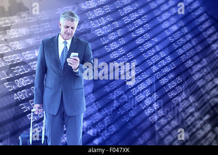 Libre de marcher avec assurance et en utilisant son smartphone Banque D'Images