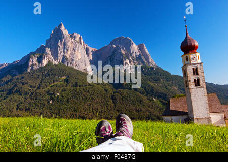 Vue sur le Schlern/Sciliar et église San Valentino, près de la ville de Suisi, Italie Banque D'Images