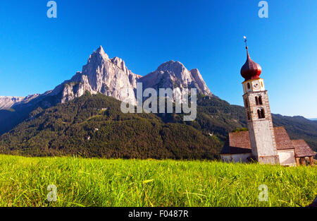 Vue sur le Schlern/Sciliar et église à bulbe, près de la ville de Siusi, Italie Banque D'Images