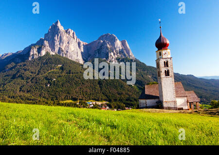 Vue sur le Schlern/Sciliar et San Valentino église près de la ville de Suisi, Italie Banque D'Images