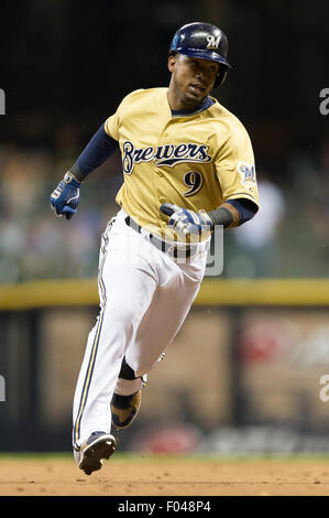 Milwaukee, WI, USA. Le 05 août, 2015. L'arrêt-court des Milwaukee Brewers Jean Segura # 9 de tripler au cours de la partie de baseball de ligue majeure entre les Milwaukee Brewers et San Diego Padres au Miller Park de Milwaukee, WI. John Fisher/CSM/Alamy Live News Banque D'Images