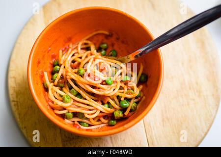 Les pois verts sur vegan nouilles avec sauce tomate. selective focus Banque D'Images