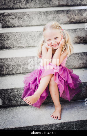 Happy little Girl with a golden princess couronne sur la tête. Banque D'Images