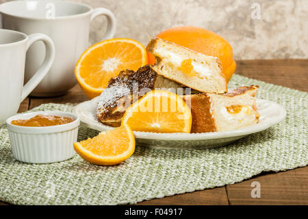 Pain doré farci de marmelade d'orange et le fromage à la crème Banque D'Images