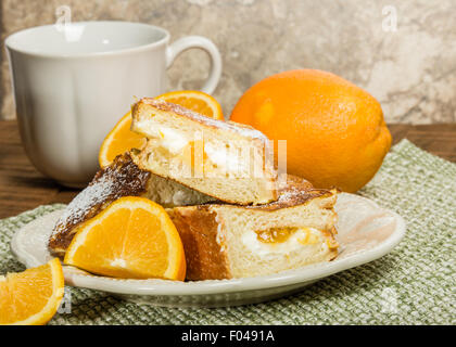 Pain doré farci de marmelade d'orange et le fromage à la crème Banque D'Images