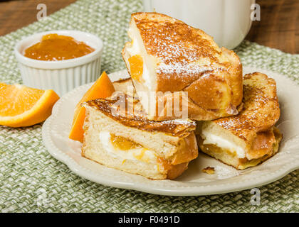 Pain doré farci de marmelade d'orange et le fromage à la crème Banque D'Images