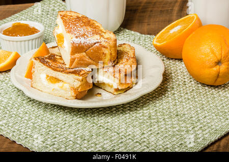 Pain doré farci de marmelade d'orange et le fromage à la crème Banque D'Images