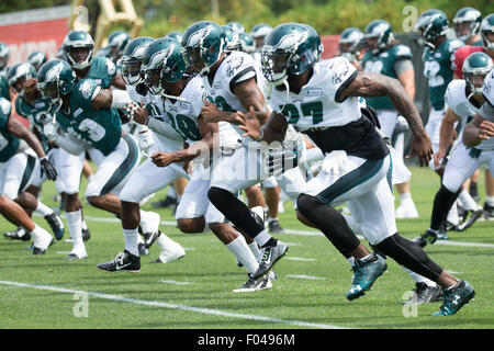 Philadelphie, Pennsylvanie, USA. 6e août, 2015. Philadelphia Eagles exécute exercices pendant le camp d'entraînement à complexe NovaCare à Philadelphie, Pennsylvanie. Christopher Szagola/CSM/Alamy Live News Banque D'Images