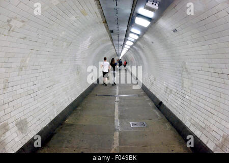 Les gens qui marchent à Greenwich foot tunnel Banque D'Images