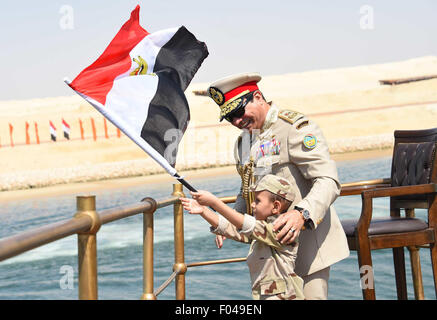 Le Caire, Égypte. 6e août, 2015. Le document photo de l'Égypte d'Etat news agency montre MENA Président égyptien Abdel Fattah al-Sisi à interagir avec un garçon égyptien lors de la cérémonie du dévoilement d'une extension majeure du Canal de Suez à Ismaïlia, en Égypte, le 6 août 2015. Credit : MENA/Xinhua/Alamy Live News Banque D'Images