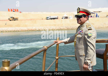 Le Caire, Égypte. 6e août, 2015. Le document photo de l'Égypte d'Etat news agency montre MENA Président égyptien Abdel Fattah al-Sisi assistant à la cérémonie de dévoilement d'une extension majeure du Canal de Suez à Ismaïlia, en Égypte, le 6 août 2015. Credit : MENA/Xinhua/Alamy Live News Banque D'Images