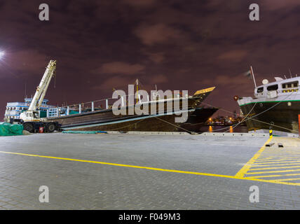 Dubaï, Émirats arabes unis - janvier 18 : Abra ferries le 18 janvier 2014 à Dubaï, AUX ÉMIRATS ARABES UNIS. La technologie de la construction navale n'est pas changé par la Banque D'Images